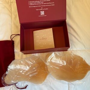 NWT CAKES cleavage bra
(+) (DD+) / Honey